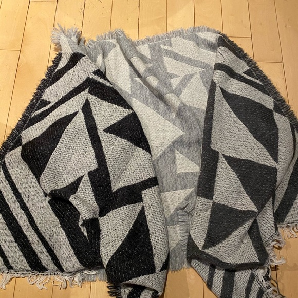Large geometric grey scarf blanket wrap - Picture 2 of 2